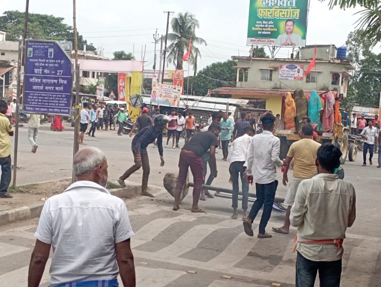 Bihar News: अररिया में ट्रक ने बाइक सवार को रौंदा, युवक की मौत से गुस्साए लोगों ने किया सड़क जाम