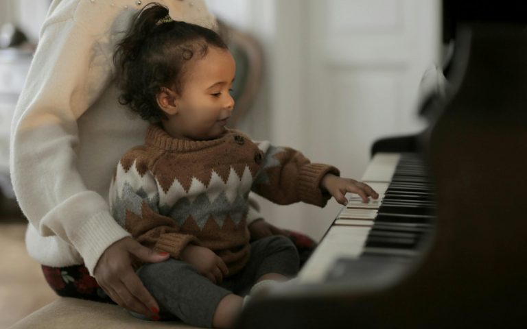 Baby Names: आपकी बेटी के लिए नहीं मिलेंगे इससे प्यारे और खूबसूरत नाम, जरूर डालें लिस्ट पर नजर