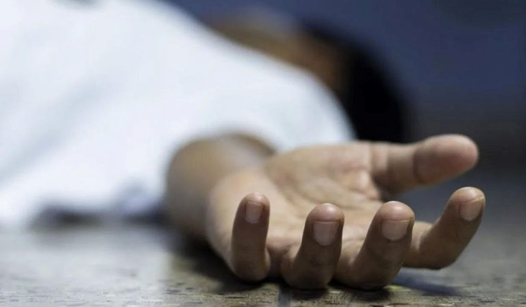 Bihar News: बगहा में ट्रेन से गिरकर अधेड़ की मौत, आधार कार्ड से हुई मृतक की पहचान