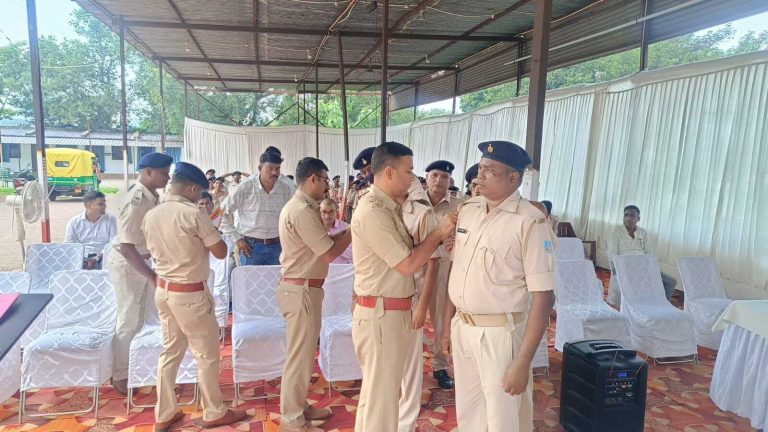 हवलदार में प्रमोशन पाने वाले 67 सिपाही को बैच लगाकर की दी  बधाई
