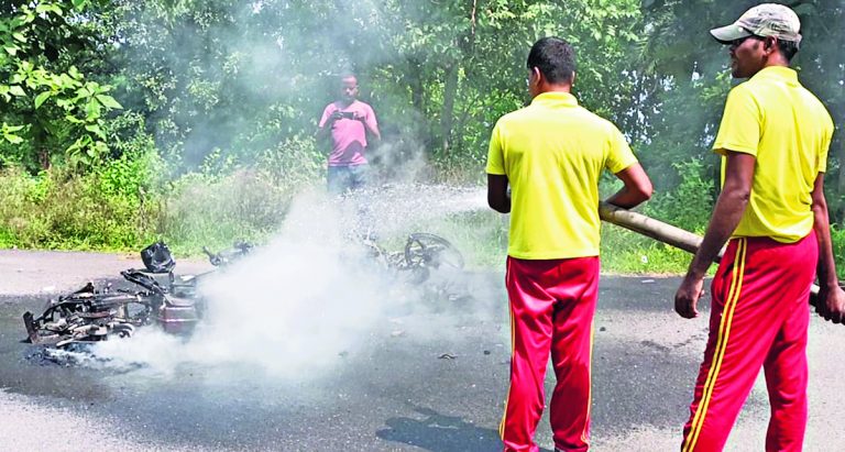 Rourkela News: दो बाइक में टक्कर से लगी आग, झुलसने से एक की मौत, दो घायल