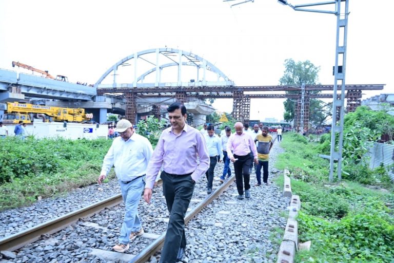 Former Central Railway General Manager inspected: पूर्व मध्य रेल महाप्रबंधक ने किया नरकटियागंज रेलखंड का विंडो ट्रेलिंग निरीक्षण
