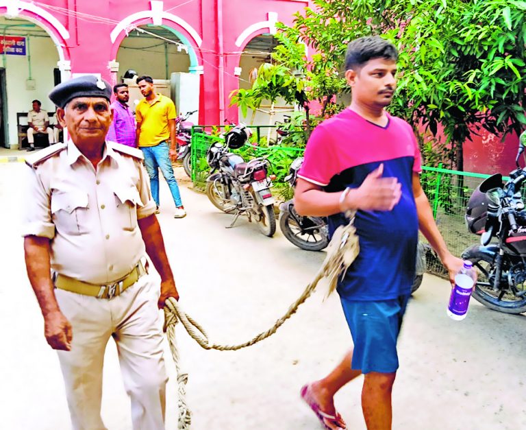 सड़क किनारे कार के अंदर पीरहा था शराब, चालक गिरफ्तार