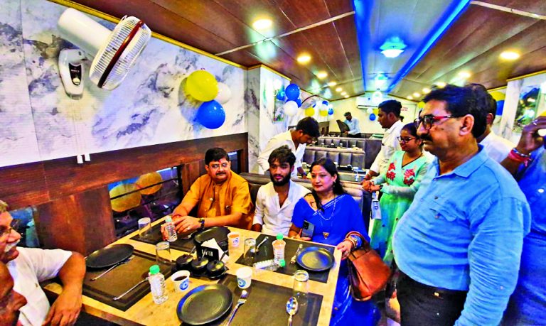 DHANBAD NEWS : रेल कोच रेस्टोरेंट में उठायें लजीज व्यंजनों का लुत्फ