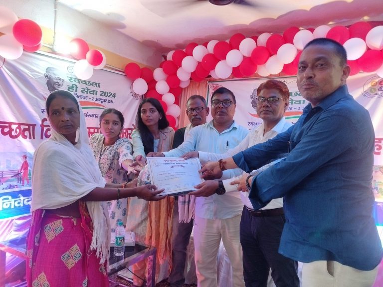 नगर परिषद ने सफाई कर्मियों को किया सम्मानित