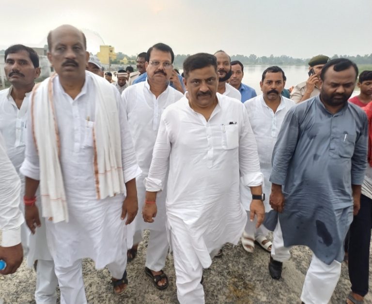 Darbhanga News: राज्य सभा सांसद संजय झा ने बाढ़ प्रभावित क्षेत्र का किया दौरा
