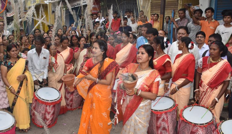 Bokaro News: श्रद्धालुओं ने धुनुची नृत्य से मां दुर्गा का किया आवाहन