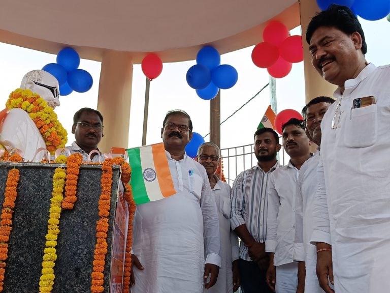 Gandhiji”s statue unveiled:  गांधीजी की प्रतिमा का हुआ अनावरण