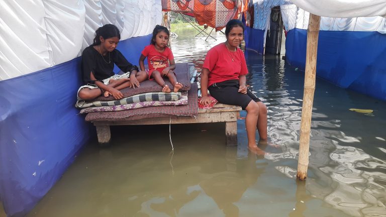 शहर में उफान खा रही सौरा, कछार पर बसे घरों में घुसा पानी