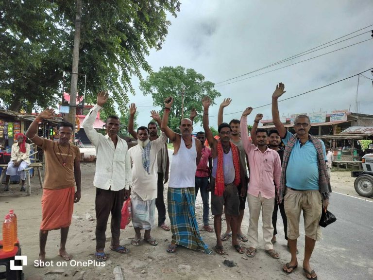 अनियमित विद्युत आपूर्ति से परेशान उपभोक्ताओं ने विभाग के खिलाफ किया प्रदर्शन