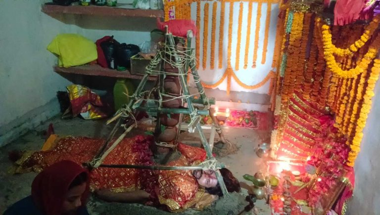 छाती पर सात कलशों को स्थापित कर महेश की अखंड साधना शुरू