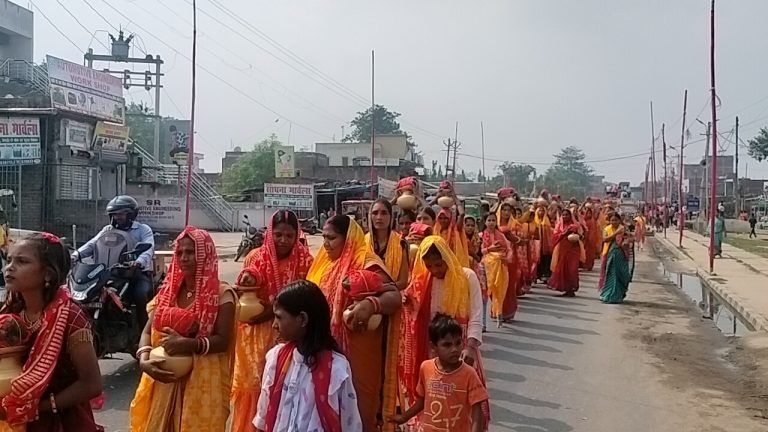 निकाली गयी कलश शोभायात्रा