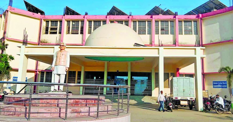 Chhapra News : एकेडमिक कैलेंडर के अनुरूप नहीं चल रहा स्नातक का सत्र