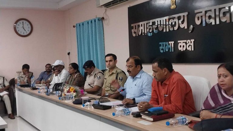 अफवाह फैलाने वालों व अश्लील हरकत करनेवालों से सख्ती से निबटा जायेगा : डीएम