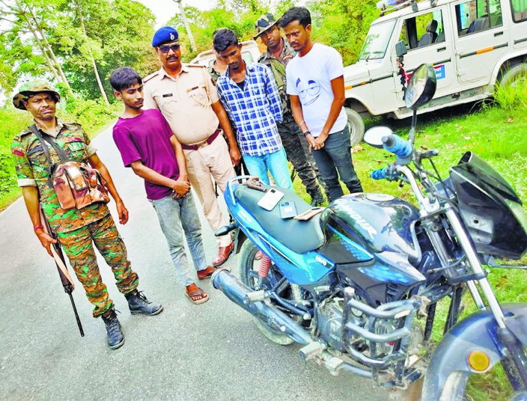 hajipur news. कट्टा के साथ पकड़ाये बाइक सवार तीन युवक