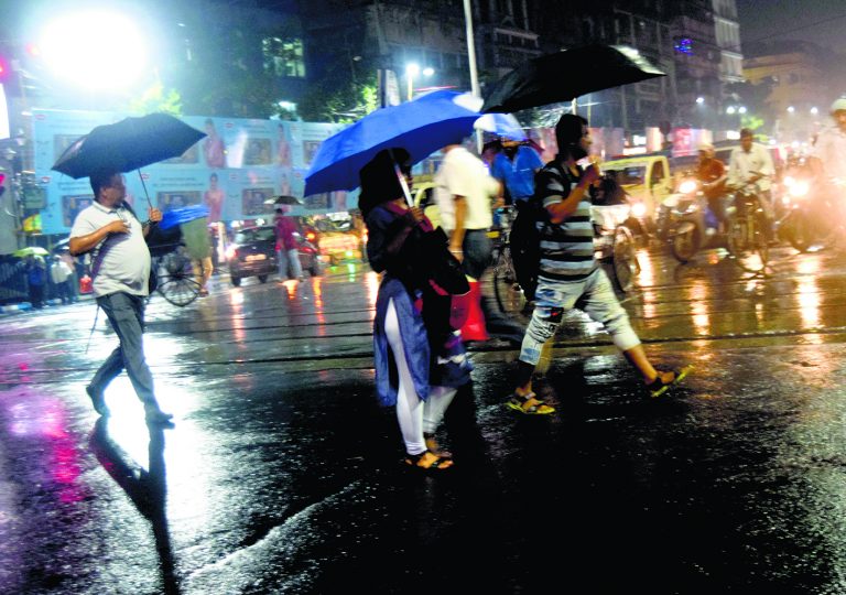 कोलकाता में जमकर बरसे बादल, बंगाल की खाड़ी में कम दबाव का क्षेत्र बनने से भारी बारिश का अनुमान