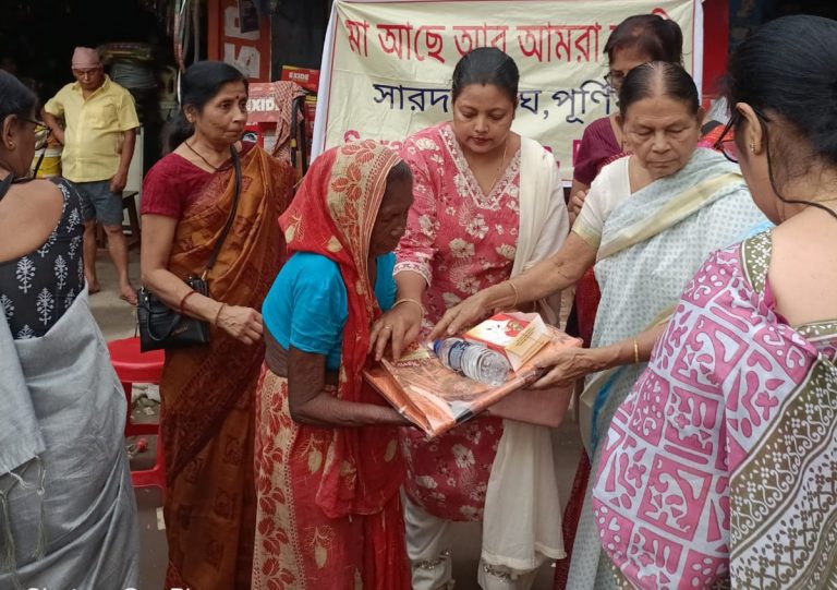 दुर्गापूजा पर गरीब महिलाओं के बीच वस्त्र का किया वितरण