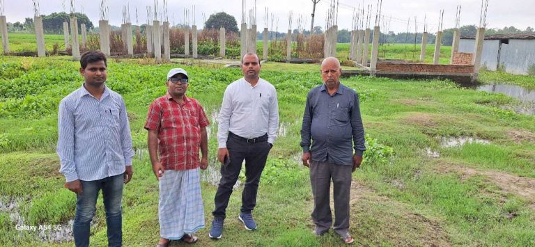 बेलौन में पंचायत सरकार भवन निर्माण का बीपीआरओ ने किया जांच