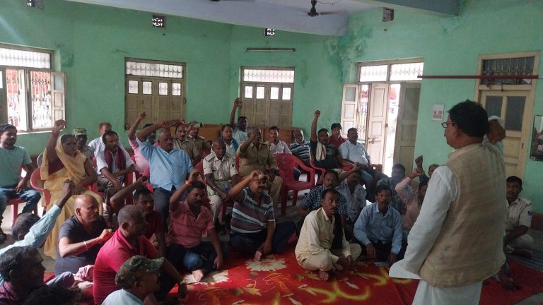 दफादार-चौकीदारों ने डीएम को सौंपा ज्ञापन