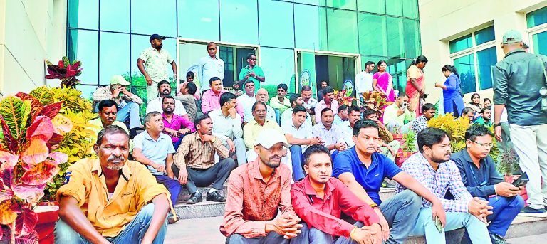 Ranchi news : नगर निगम कर्मियों की हड़ताल शुरू, जन्म-मृत्यु प्रमाण पत्र का आवेदन व होल्डिंग टैक्स जमा नहीं हो पाया