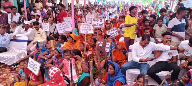 Dhanbad News: बलियापुर में जमीन अधिग्रहण को ले जनसुनवाई में हंगामा, आपस में उलझे रैयत