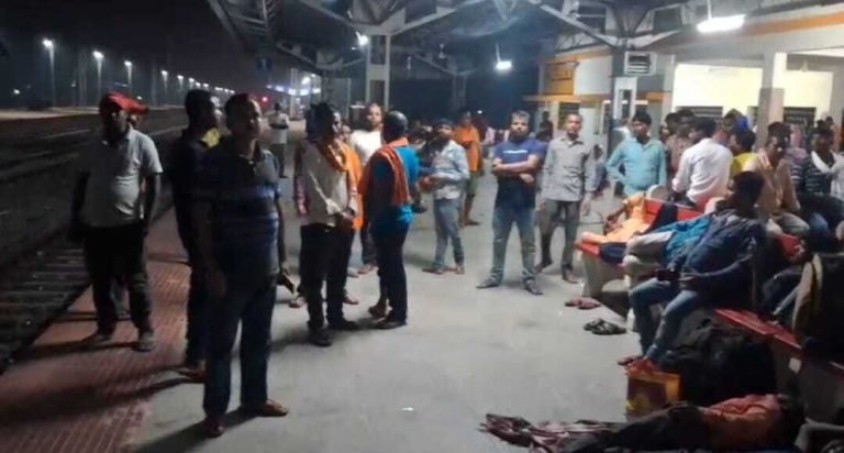 ललितग्राम स्टेशन पर लंबी दूरी की ट्रेन के लिए नहीं मिल रहा टिकट,  निराश होकर वापस लौट रहे यात्री