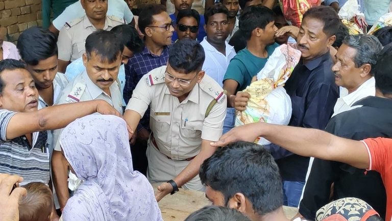 पुलिसकर्मियों ने शिकदारपुर में राहत सामग्री का किया वितरण