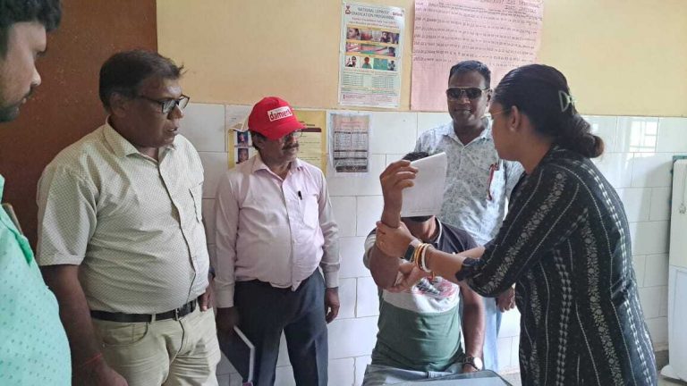 राज्य स्तरीय टीम ने कुष्ठ रोगियों से की मुलाकात