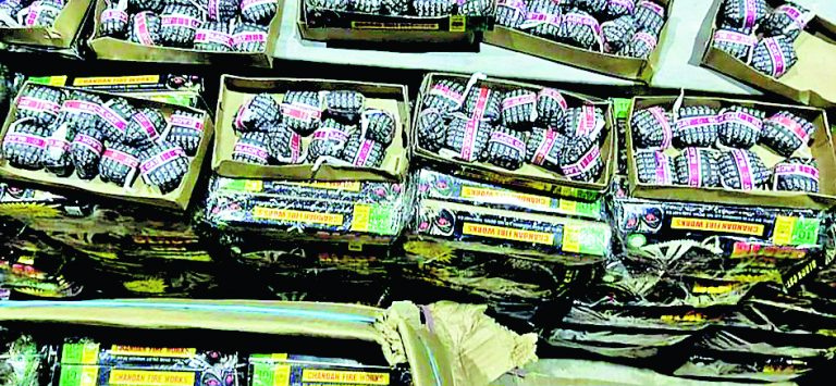 किराना दुकान में प्रतिबंधित पटाखे, व्यापारी गिरफ्तार