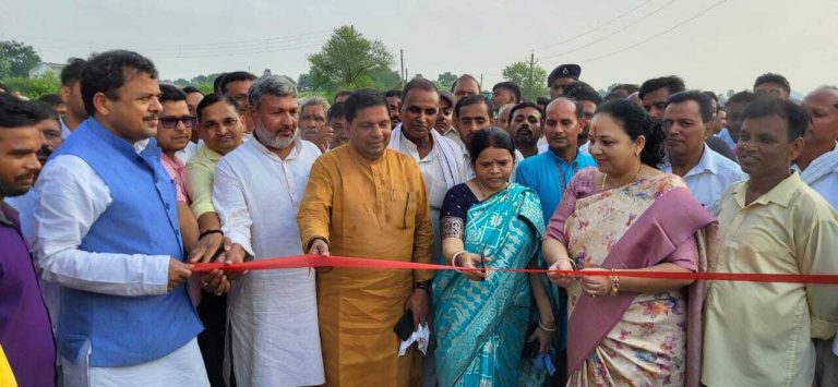 पंचायत प्रवेश द्वार का सांसद, विधायक व मुखिया ने फीता काटकर किया उद्घाटन