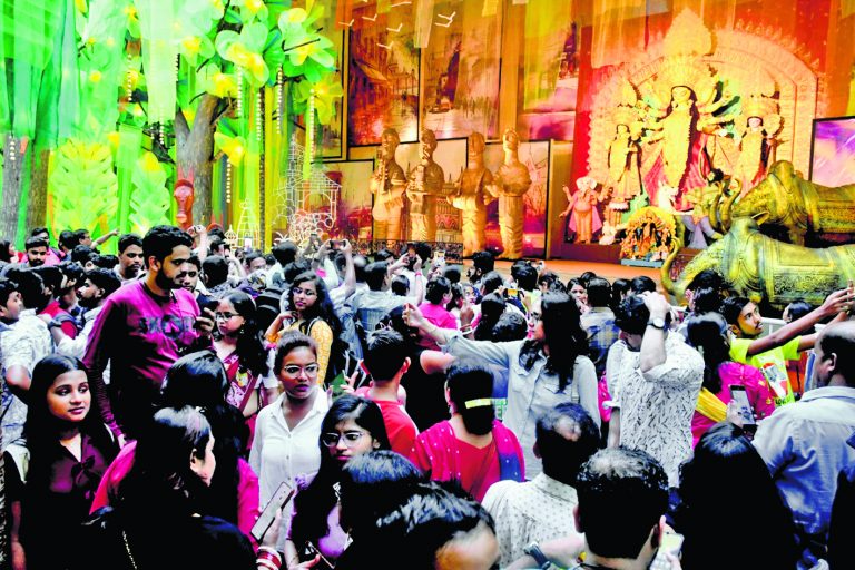 मंडपों में दर्शनार्थियों की उमड़ी भीड़ चप्पे-चप्पे पर है पुलिस की पैनी नजर