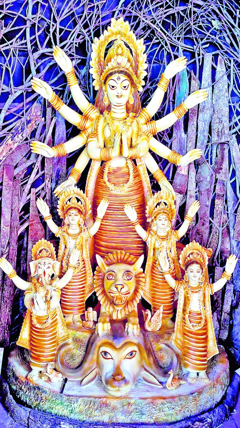 पेड़ों को बचाने की अपील कर रहा पूजा मंडप