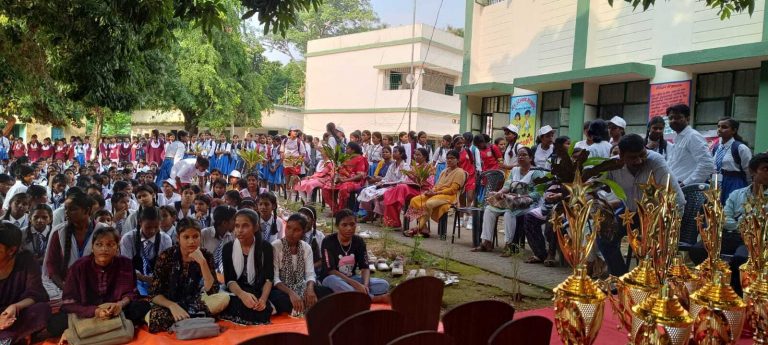 विभिन्न प्रतियोगिता के अव्वल छात्राओं को किया गया पुरस्कृत