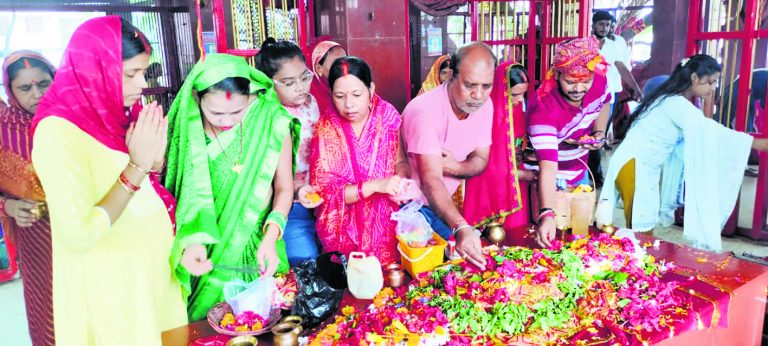 स्कंदमाता की हुई पूजा-अर्चना