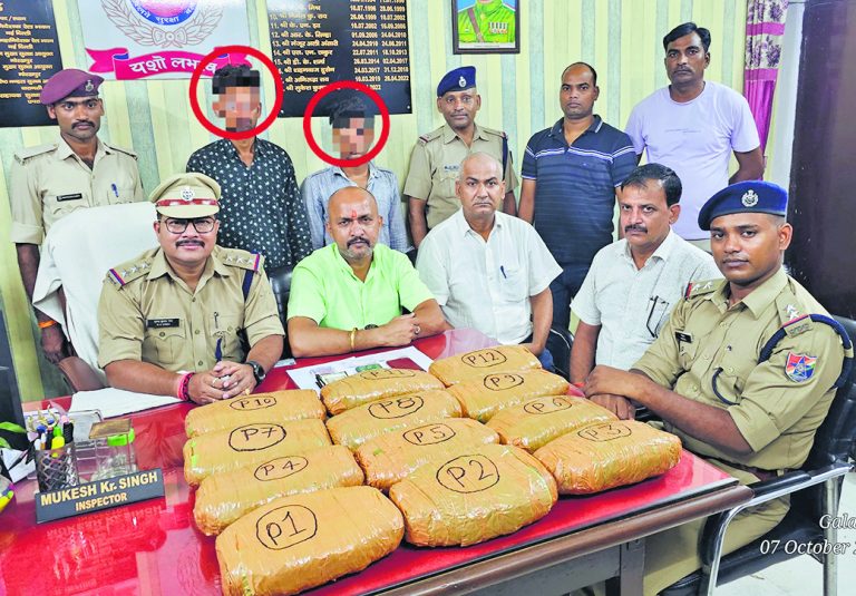 saran news. छपरा जंक्शन पर 12 किलो गांजा के साथ दो तस्कर गिरफ्तार