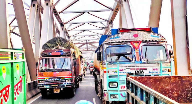 HAJIPUR NEWS : जीरोमाइल के पास मेट्रो निर्माण से दो घंटे हाजीपुर-पटना मुख्य मार्ग रहा जाम