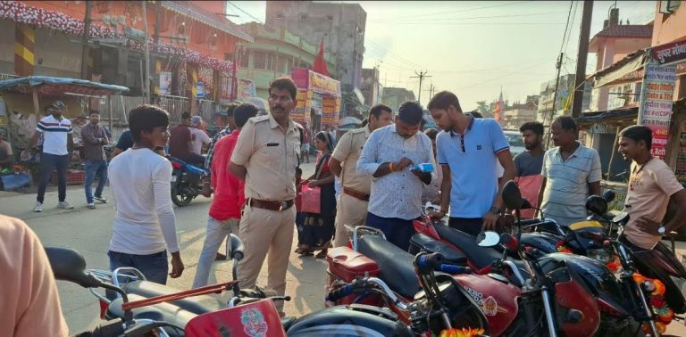 सड़क पर गाड़ी पार्क करने वाले वाहन मालिकों के विरुद्ध पुलिस कर रही कार्रवाई, काटा चालान