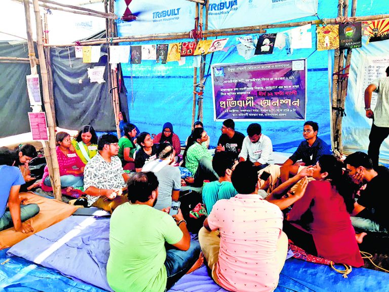 बांकुड़ा मेडिकल कालेज व अस्पताल के जूनियर डॉक्टरों का अनशन