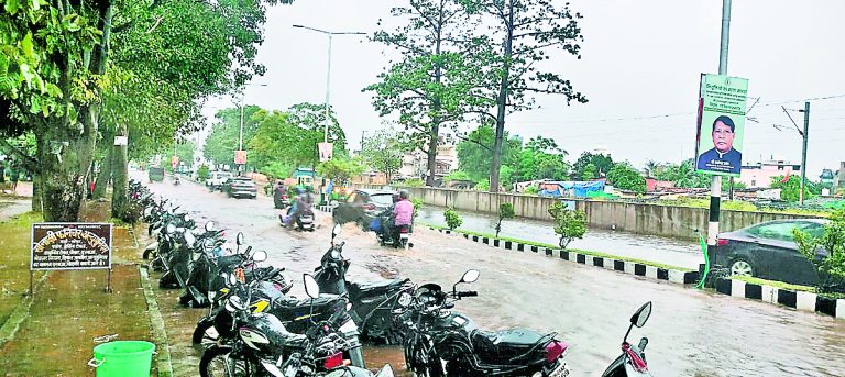 Ranchi news : एक घंटा की बारिश से सड़कों पर दो फीट तक भरा पानी