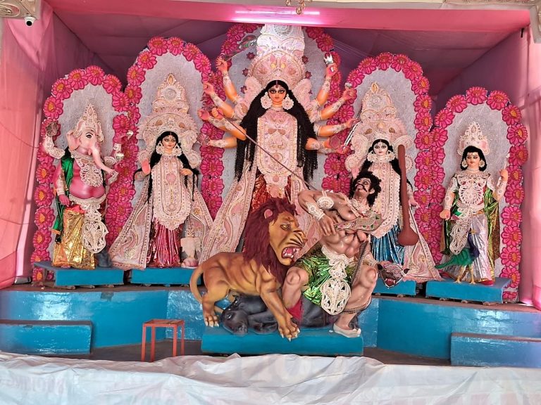 पंडाल का पट खुलते ही मां दुर्गा के दर्शन के लिए उमड़े श्रद्धालु