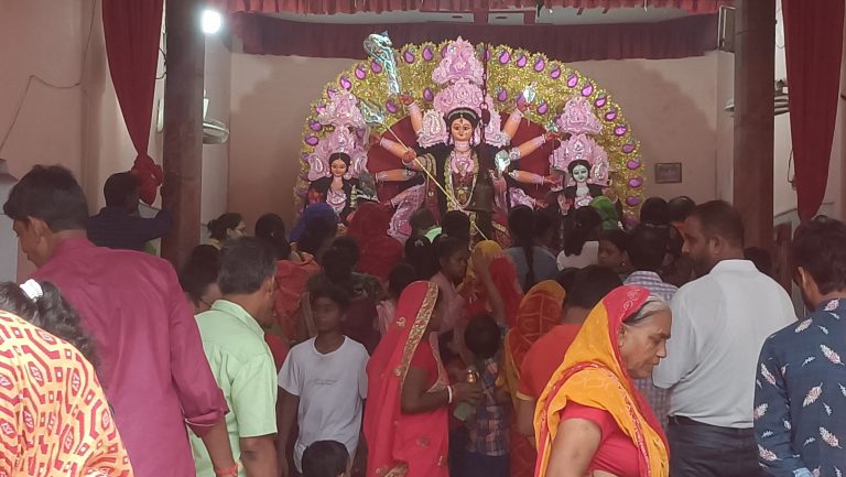 पट खुलते ही मंदिरों  व पंडालों में उमड़ा आस्था का सैलाब
