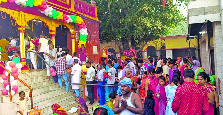 Chhapra News : मां अंबिका भवानी के दरबार में सप्तमी पर श्रद्धालुओं ने लगायी हाजिरी