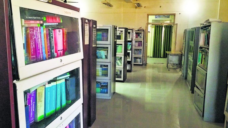 Chhapra News : अपडेट नहीं हुई सेंट्रल लाइब्रेरी पुरानी किताबें ही पढ़ रहे छात्र