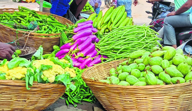 Chhapra News : दशहरा में सब्जियों के दाम ने फीका किया स्वाद, टमाटर ने लोगों को किया ”लाल”