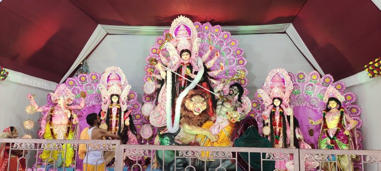 Giridih News:खुले पूजा पंडाल के पट, उमड़े श्रद्धालु
