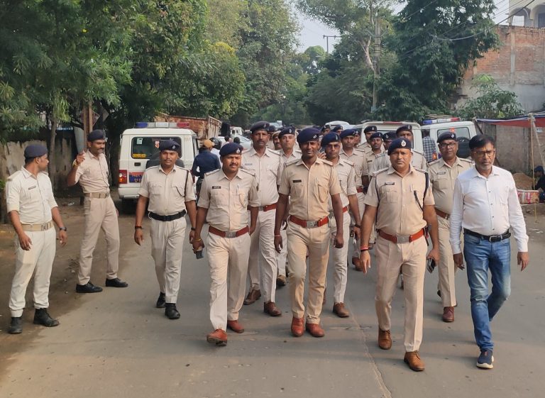 दुर्गापूजा को लेकर प्रशासन चौकस, शहर सहित ग्रामीण इलाके में भी निकाला फ्लैग मार्च.