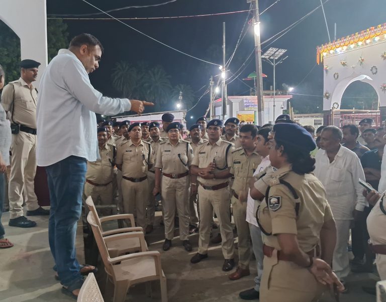 शांतिपूर्ण ढंग से संपन्न करायें दुर्गा पूजा, एसपी ने तिलडीहा दुर्गा मंदिर पहुंच अधिकारियों को पढ़ाया कर्तव्य का पाठ