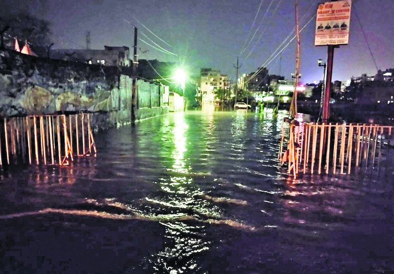 Ranchi news : बारिश के बाद सड़कों पर बहने लगा नाली का पानी