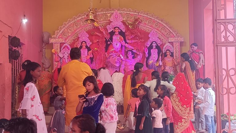 महिलाओं ने भरा मां दुर्गा का खोइछा, सिद्धिदात्री की पूजा आज