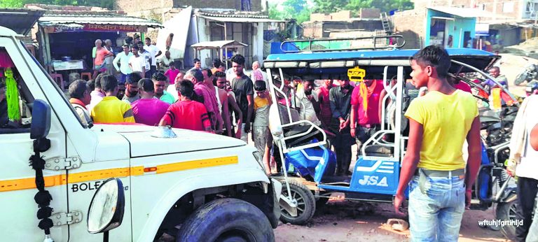 Gopalganj News  : बरौली में अनियंत्रित पिकअप ने चाय पी रहे लोगों को मारी ठोकर